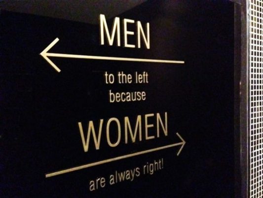 Đàn ông bên trái vì phụ nữ luôn luôn bên phải