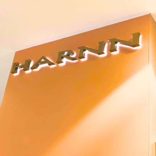 Chữ nổi inox vàng xước sáng chân tạo hiệu ứng hắt sáng đẹp mắt cho bảng hiệu