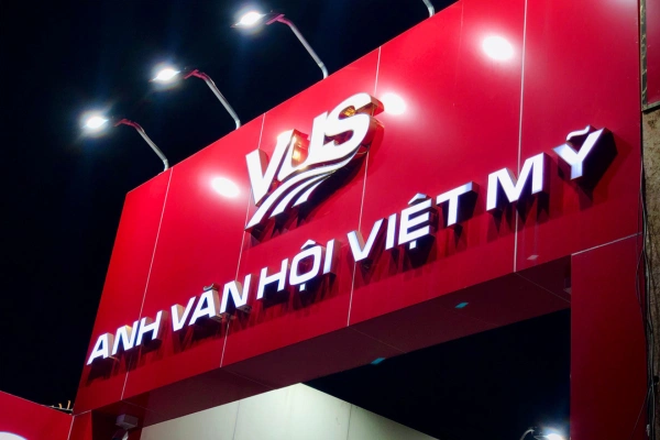 BẢNG HIỆU ALU SÀI GÒN ∣ LẮP ĐẶT TẬN NƠI Bảng hiệu alu chữ nổi VUS – Anh văn Hội Việt Mỹ màu đỏ nổi bật ban đêm