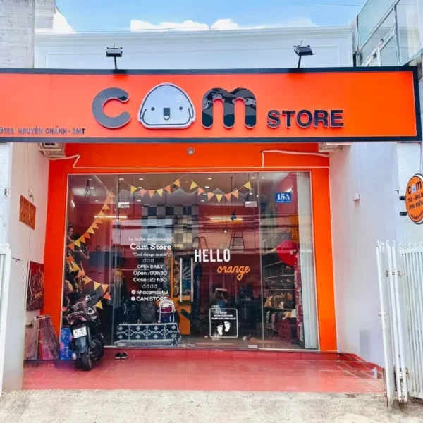 Bảng hiệu alu chữ alu nổi tại mặt tiền cửa hàng thiết kế màu cam nổi bật, phù hợp với thương hiệu ăn uống.