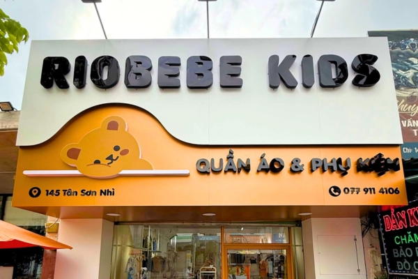 Biển hiệu alu cửa hàng thời trang trẻ em MOBEBE KIDS nổi bật với màu cam