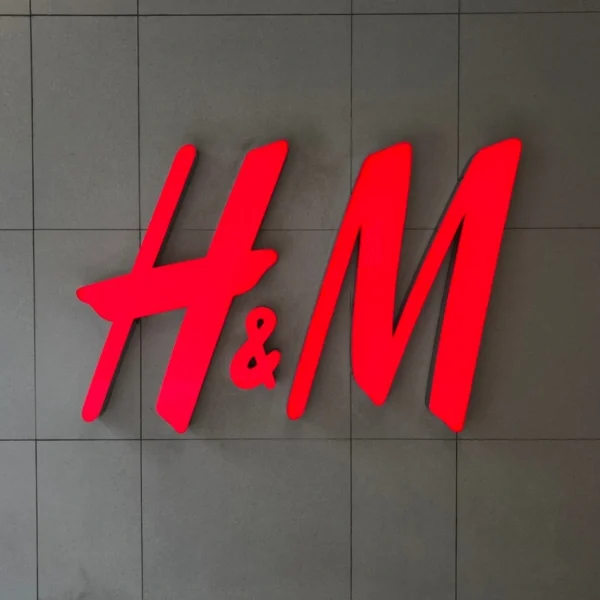 Chữ nổi alu mặt mica