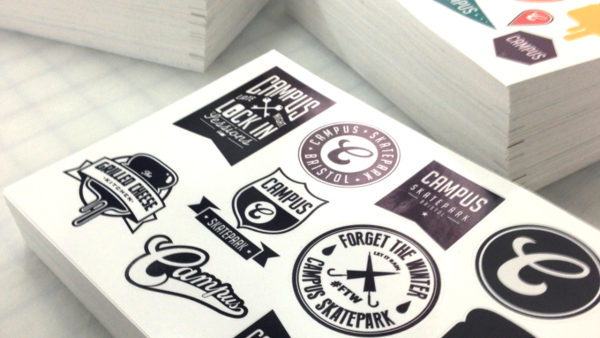 bảng hiệu bằng vật liệu decal vinyl 