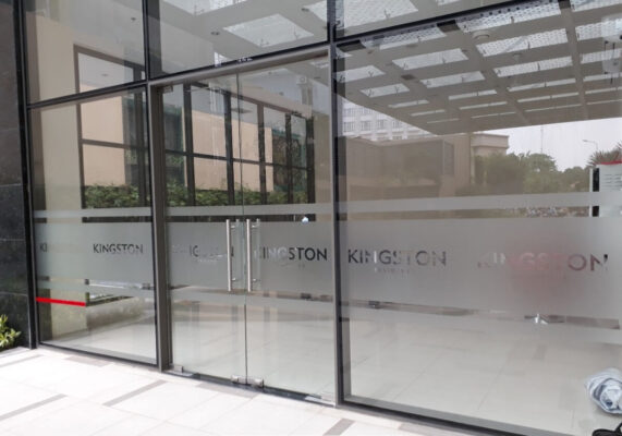 Tạo điểm nhấn cho không gian với decal dán kính cửa ra vào Decal dán kính cửa ra vào