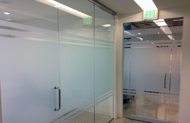 Tạo điểm nhấn cho không gian với decal dán kính cửa ra vào Decal dán kính cửa ra vào