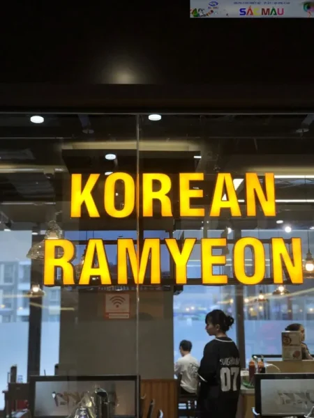 Thiết kế bảng hiệu màu gì nổi bật? Mẫu bảng hiệu Alu đẹp & ấn tượng