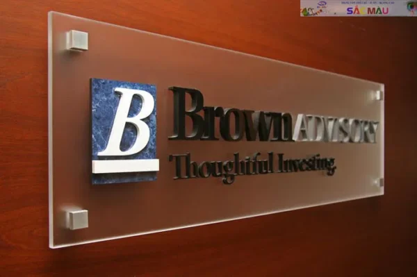 Bảng hiệu mica không bị gỉ sét đang được nhiều người lựa chọn