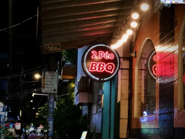 Bảng hiệu đèn LED thiết kế phù hợp với không gian phát sáng của sản phẩm