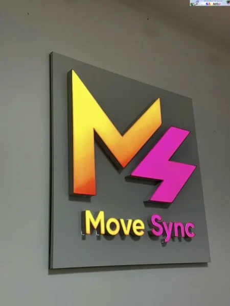 Làm bảng hiệu logo chữ mica dán tường tạo cảm giác hài hòa với hình ảnh của doanh nghiệp