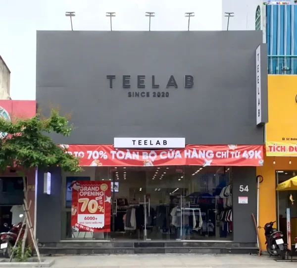 Bảng hiệu alu chữ inox kết hợp với đèn led để tạo hiệu ứng phát sáng vô cùng đẹp mắt