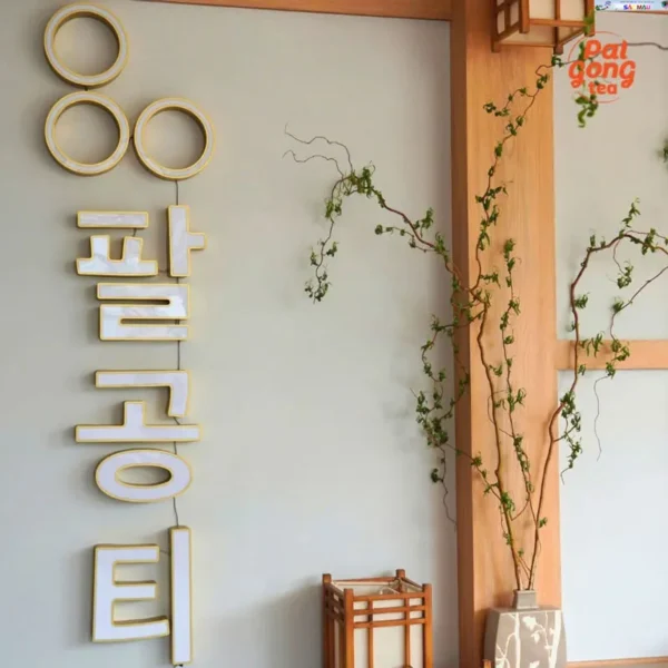 Chữ mica nổi rẻ đẹp mang lại cảm nhận chiều sâu, tạo dấu ấn mạnh mẽ về mặt thị giác.