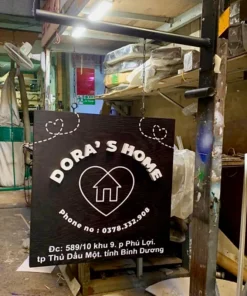 Bảng hiệu gỗ Dora's Home thiết kế tròn, chất liệu gỗ tự nhiên, phong cách mộc mạc và ấm cúng.