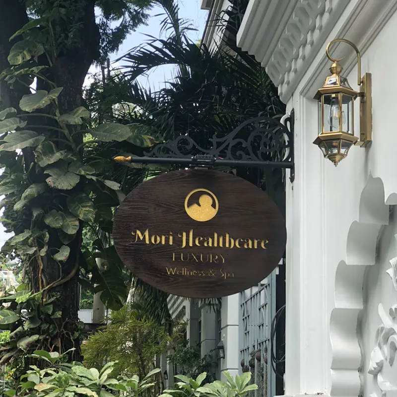 Bảng hiệu gỗ Mori Healthcare phong cách hiện đại kết hợp cổ điển, nổi bật với chất liệu gỗ tự nhiên và chi tiết chạm khắc tinh tế.