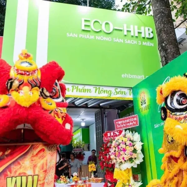 Bảng hiệu alu màu xanh lá của ECO HHB tại lễ khai trương