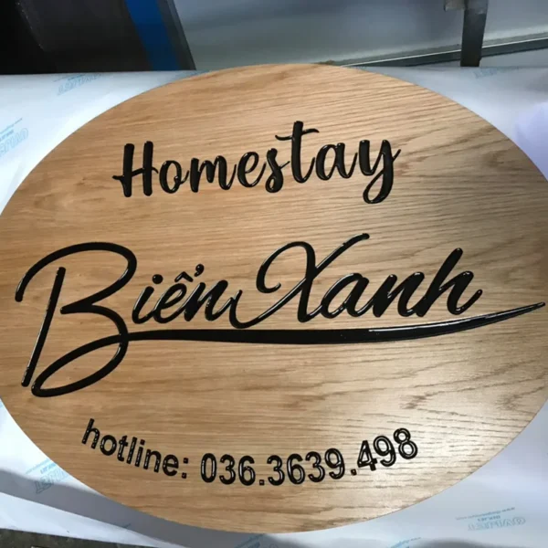 Bảng hiệu gỗ tròn khắc tên Homestay Biển Xanh