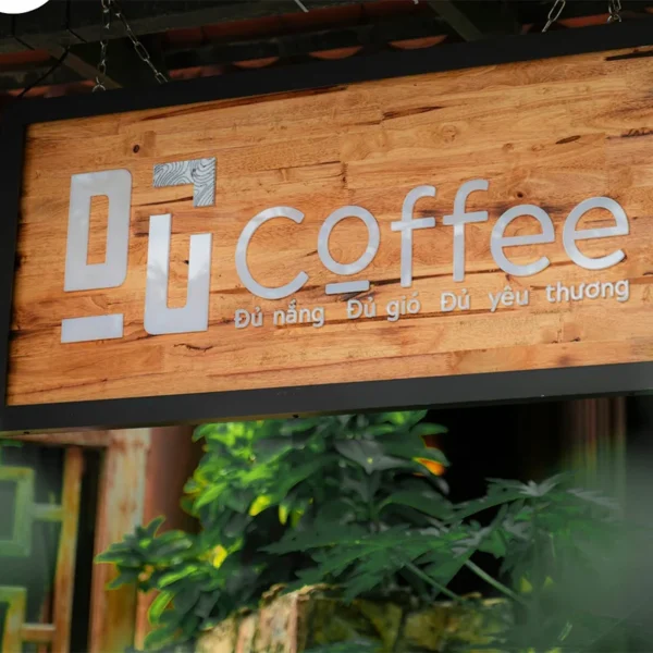 Bảng hiệu gỗ Gu Coffee phong cách tối giản, thiết kế chữ nổi trắng trên nền gỗ tự nhiên.