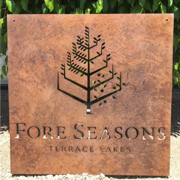 Bảng hiệu sắt rỉ sét FORE SEASONS khắc hình cây và dòng chữ "COFFEE SPACE"