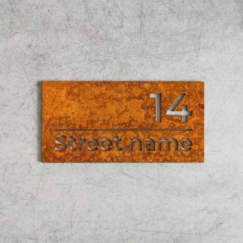 Bảng Hiệu Sắt – Vẻ Đẹp Tinh Tế Từ Kim Loại Trong Thiết Kế Bảng Hiệu Hiện Đại Bảng hiệu sắt rỉ sét khắc số nhà 14 và chữ avenue.