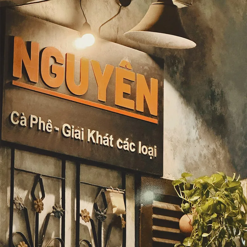 Bảng Hiệu Sắt – Vẻ Đẹp Tinh Tế Từ Kim Loại Trong Thiết Kế Bảng Hiệu Hiện Đại Bảng hiệu sắt quán cà phê NGUYEN với dòng chữ "Cà Phê - Giải Khát các loại