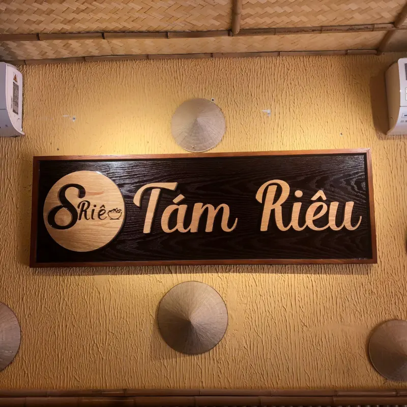 Làm Bảng Hiệu Thông Minh – Kết Hợp Sáng Tạo Và Công Nghệ Hiện Đại Bảng hiệu gỗ Tám Riêu