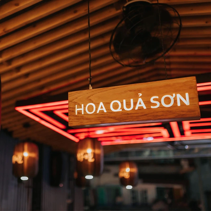 Bảng hiệu gỗ khắc laser chữ Hoa Quả Sơn gắn trần quán phong cách mộc