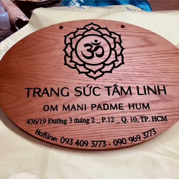 Bảng hiệu gỗ me tây giá rẻ Bảng hiệu gỗ khắc laser chìm thương hiệu Trang Sức Tâm Linh bằng tiếng Việt và tiếng Anh