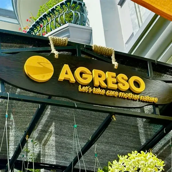 Bảng hiệu gỗ khắc laser nổi thương hiệu AGRESO với thiết kế sắc nét và hiện đại