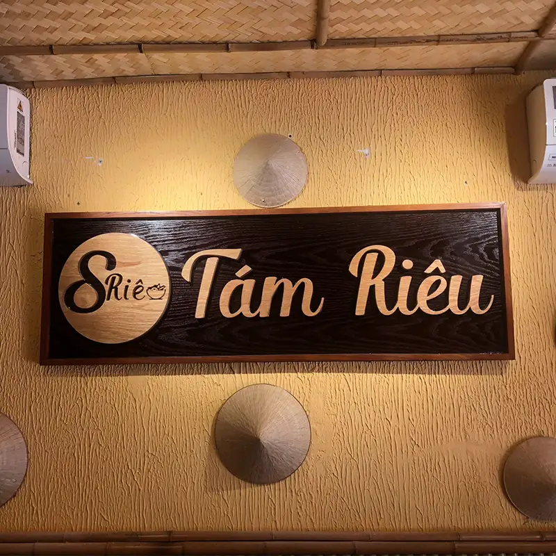 Bảng hiệu gỗ khắc laser nổi chữ Tám Riêu, thiết kế thủ công tinh tế và ấm cúng