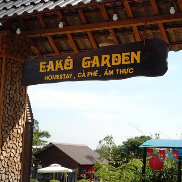 Bảng hiệu gỗ thông giá rẻ Bảng hiệu gỗ ngoài trời tại Eako Garden phong cách rustic, thi công trên nền gỗ tự nhiên