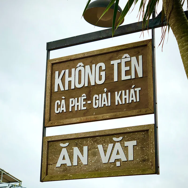 Bảng hiệu gỗ ngoài trời quán cà phê Không Tên thiết kế đơn giản, phong cách mộc mạc