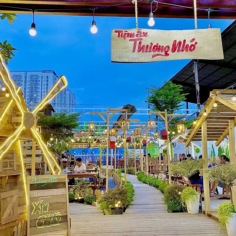 Bảng hiệu gỗ ngoài trời quán Thương Nhớ thiết kế nổi bật giữa không gian quán sân vườn