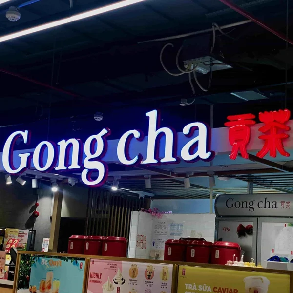 Bảng hiệu mica chữ nổi Gong Cha màu trắng và đỏ gắn đèn LED, nổi bật vào ban đêm tại cửa hàng trà sữa