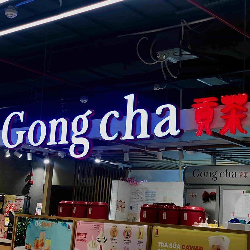 Bảng hiệu mica chữ nổi Gong Cha màu trắng và đỏ gắn đèn LED, nổi bật vào ban đêm tại cửa hàng trà sữa