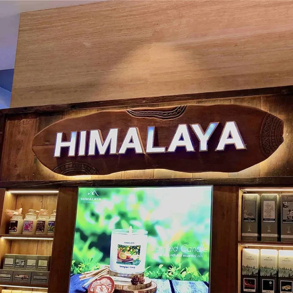 Báo giá làm bảng hiệu gỗ Nguyễn Long Sắc Màu Bảng hiệu theo phong thủy của cửa hàng Himalaya, thiết kế nền gỗ kết hợp chữ trắng, phù hợp với người mệnh Mộc và Hỏa.