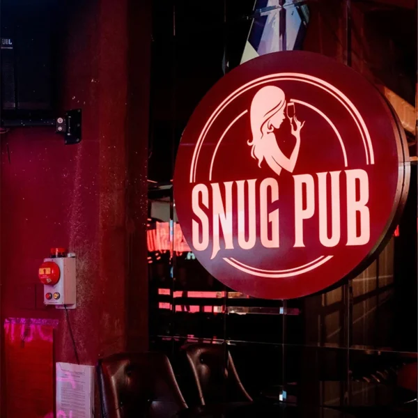 6 LOẠI HỘP ĐÈN PHỔ BIẾN NHẤT HIỆN NAY Bảng hiệu phong thủy của Snug Pub sử dụng màu đỏ rực rỡ, dạng tròn, nổi bật vào ban đêm – phù hợp với người mệnh Hỏa.