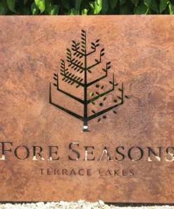 Bảng hiệu sắt CNC Fore Seasons cắt chữ âm bản nghệ thuật, họa tiết cây, phong cách thiên nhiên tối giản
