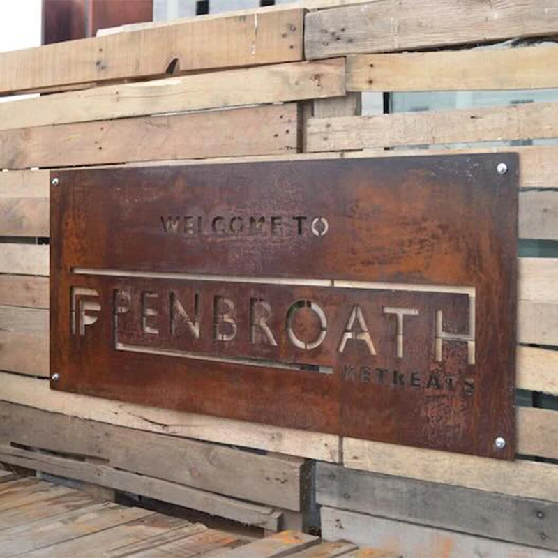 Bảng Hiệu Sắt CNC Cao Cấp - Sự Kết Hợp Hoàn Hảo Giữa Mỹ Thuật Và Công Nghệ Bảng hiệu sắt CNC thương hiệu Penbroath phong cách rustic, cắt laser tinh xảo gắn trên nền gỗ pallet