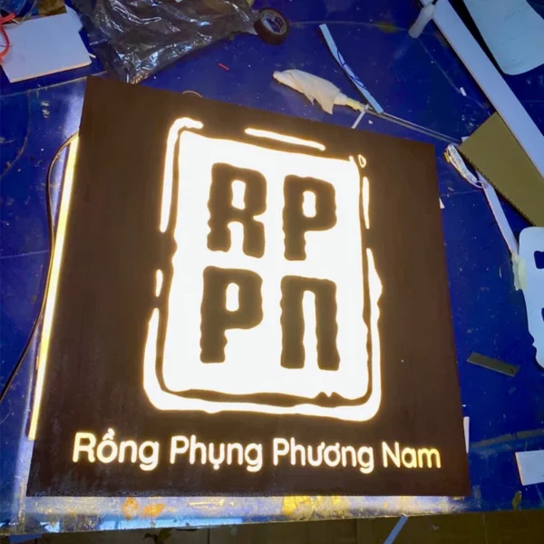 6 LOẠI HỘP ĐÈN PHỔ BIẾN NHẤT HIỆN NAY Bảng hiệu sắt rỉ sét RPPN phát sáng phong cách hiện đại và nổi bật ban đêm