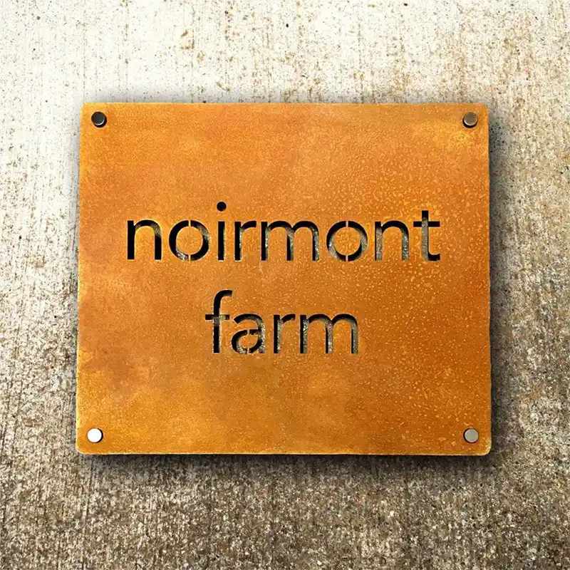 Bảng hiệu sắt rỉ sét Noirmont Farm thiết kế theo phong cách nông trại cổ điển