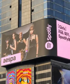 Bảng Led ma trận cỡ lớn hiển thị hình ảnh nhóm nhạc Aespa tại mặt tiền tòa nhà