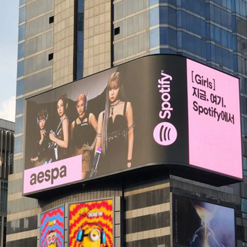Kích Thước LED Ma Trận - Những Điều Cần Biết Trước Khi Lắp Đặt Bảng Led ma trận cỡ lớn hiển thị hình ảnh nhóm nhạc Aespa tại mặt tiền tòa nhà