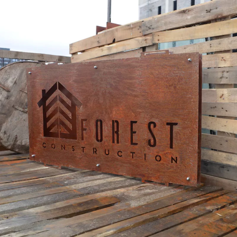 Bảng hiệu sắt rỉ sét phong cách vintage cho quán Forest Design, nền gỗ mộc độc đáo