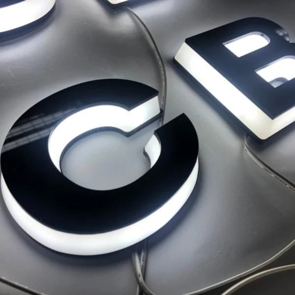 Chữ nổi mica đen trắng phát sáng thương hiệu CB, ánh sáng LED hắt viền