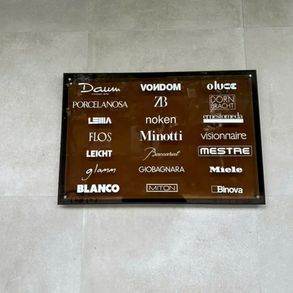 Dán decal tên nhiều công ty trên bảng văn phòng giúp phân chia rõ ràng, chuyên nghiệp và dễ nhận diện