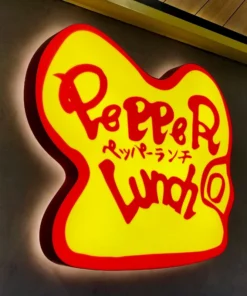 Hộp đèn hút nổi Pepper Lunch phát sáng nổi bật về đêm