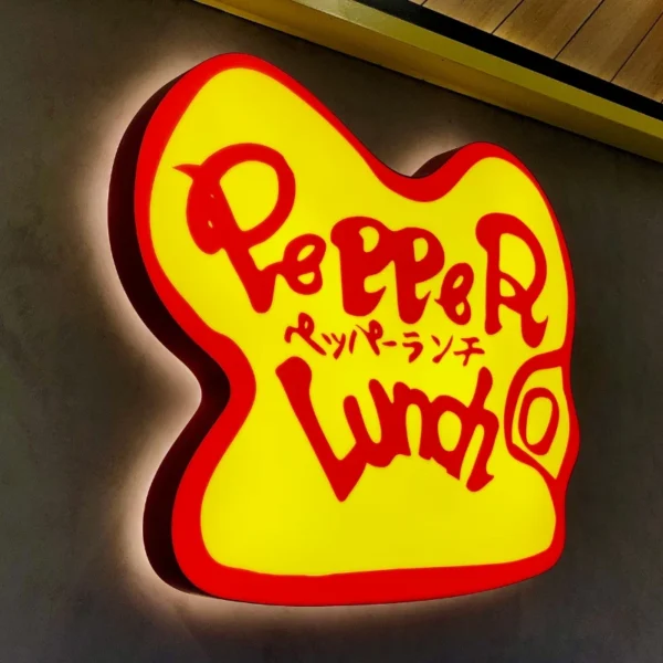 6 LOẠI HỘP ĐÈN PHỔ BIẾN NHẤT HIỆN NAY Hộp đèn hút nổi Pepper Lunch phát sáng nổi bật về đêm