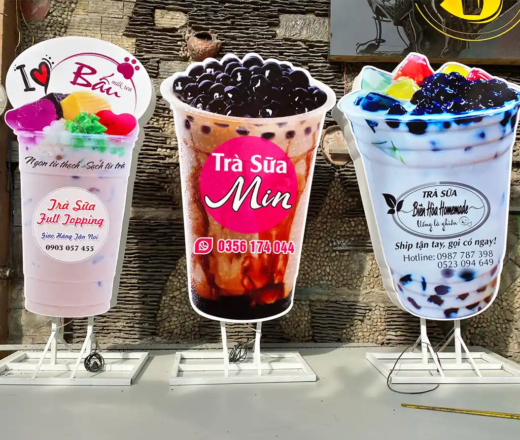 Bí Quyết Hút Khách Từ Hộp Đèn Ly Trà Sữa – Gia Công Độc Quyền Tại Xưởng Hộp đèn ly trà sữa Min với ba mẫu thiết kế dễ thương, ánh sáng LED nổi bật giúp thu hút khách hàng