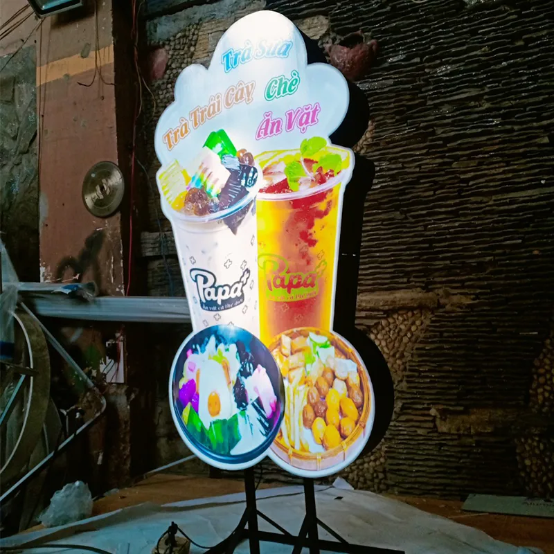 Bí Quyết Hút Khách Từ Hộp Đèn Ly Trà Sữa – Gia Công Độc Quyền Tại Xưởng Hộp đèn ly trà sữa Papa thiết kế nổi bật với màu sắc rực rỡ, đèn LED chiếu sáng toàn diện giúp quán hút khách