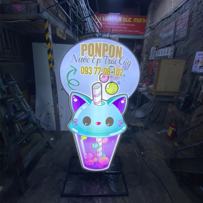 Bí Quyết Hút Khách Từ Hộp Đèn Ly Trà Sữa – Gia Công Độc Quyền Tại Xưởng Hộp đèn ly trà sữa Pon Pon hình thú đáng yêu, thiết kế đèn LED nổi bật dành cho quán phong cách dễ thương