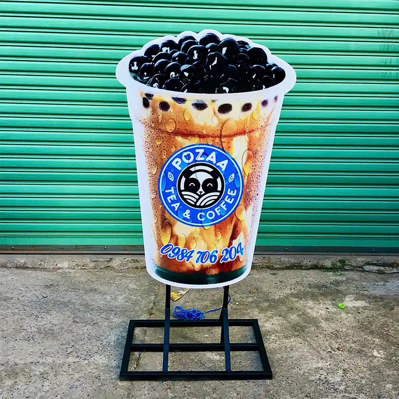 Bí Quyết Hút Khách Từ Hộp Đèn Ly Trà Sữa – Gia Công Độc Quyền Tại Xưởng Hộp đèn ly trà sữa Pozaa hình ly nhựa tròn với nền đen, thiết kế nổi bật và ánh sáng LED đều màu